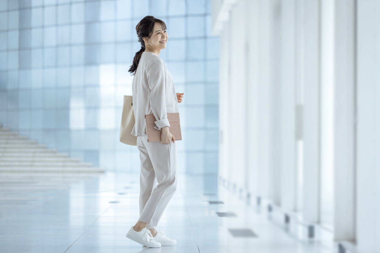 ワントーンコーデにスニーカーを取り入れている女性