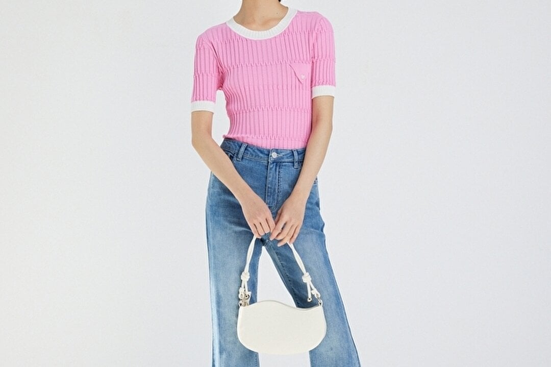 ピンクの半袖ニットを着た女性
