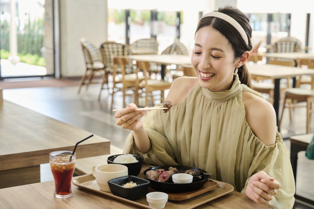 ハンバーグを食べる女性