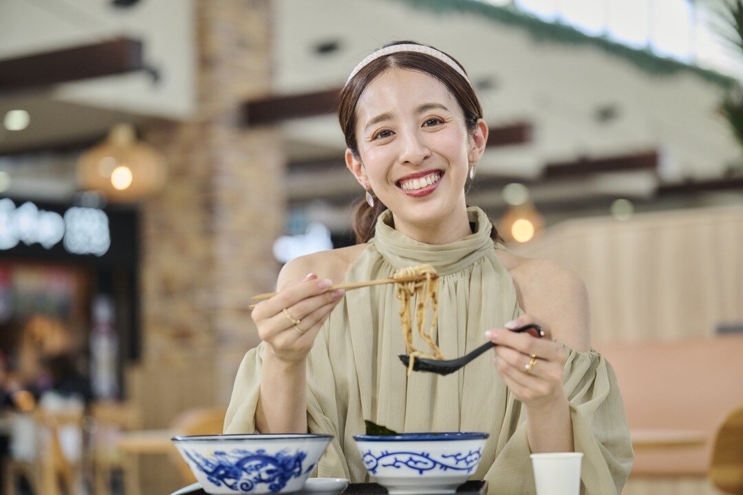 つけ麺を食べる女性