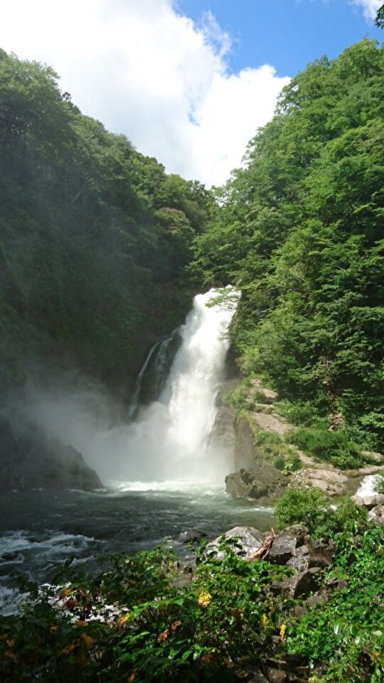滝つぼから見たダイナミックな秋保大滝