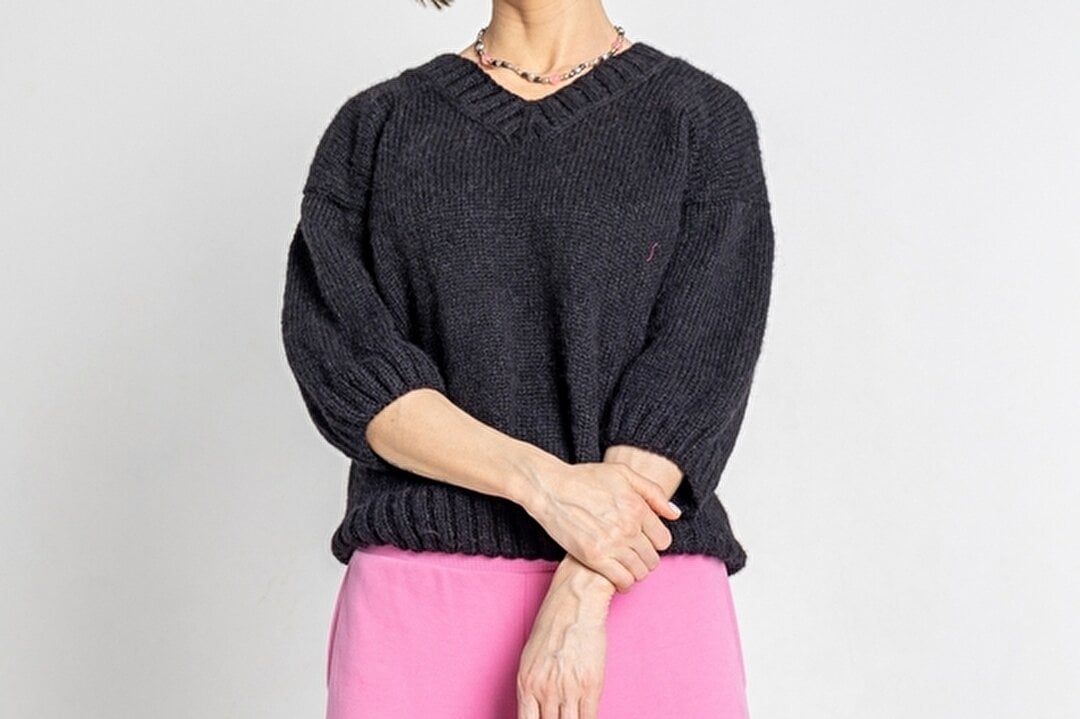 Vネックの半袖ニットを着た女性
