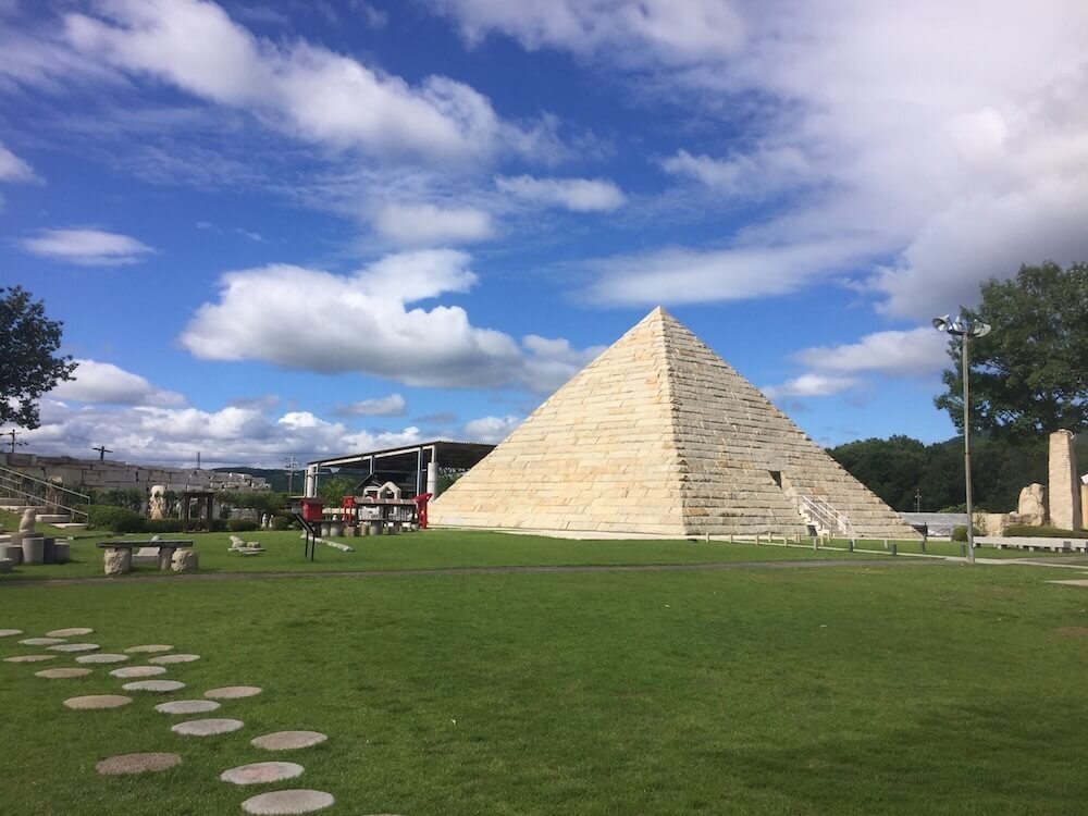 ストーンミュージアム 博石館にあるピラミッド広場