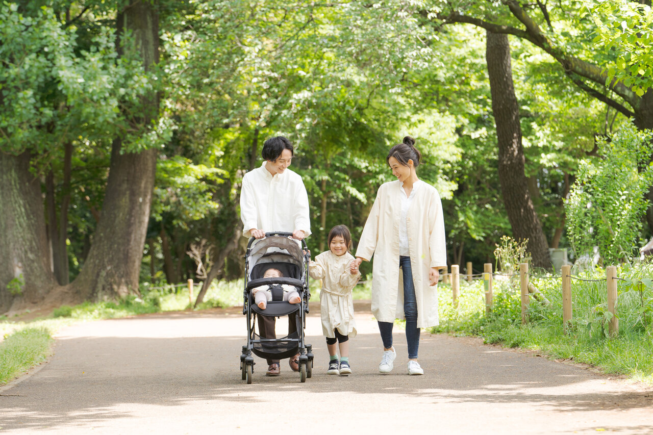 並んで歩く家族