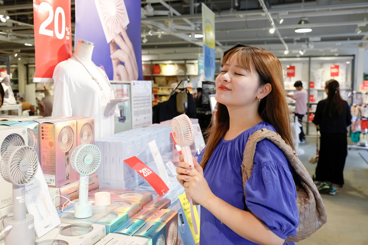 ハンディファンで涼む女性