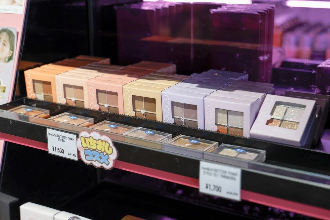 棚に並んだアイシャドウ