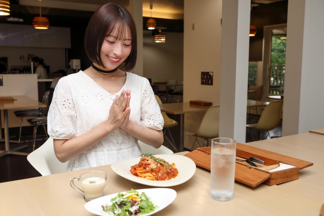 手を合わせる女性