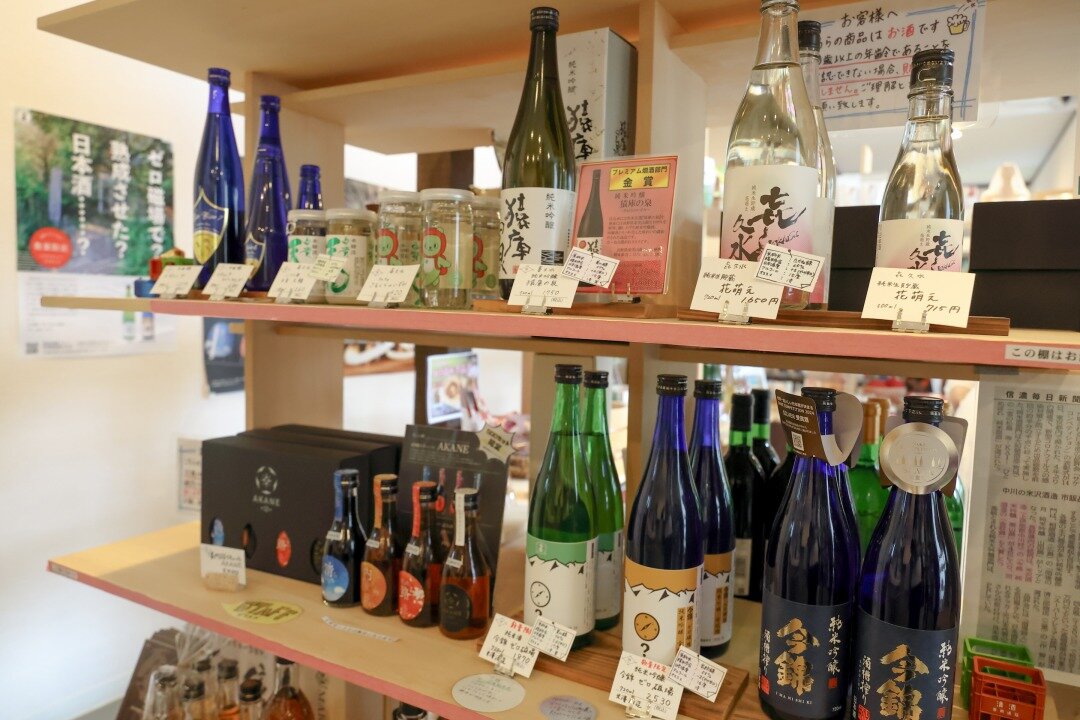 日本酒が並ぶ棚