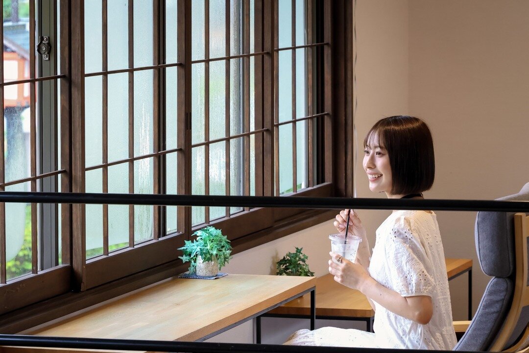 カフェで過ごす女性