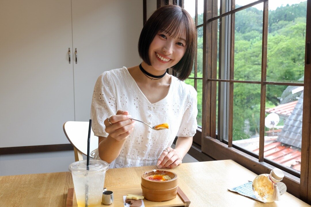 プリンを食べる女性
