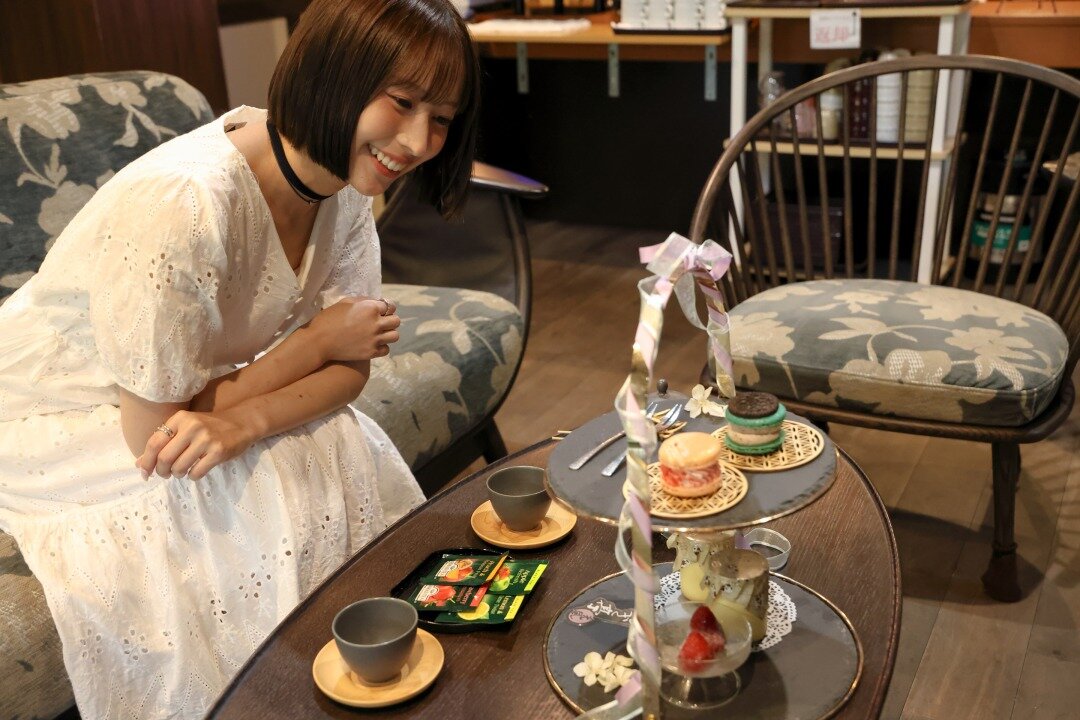 アフタヌーンティーを眺める女性