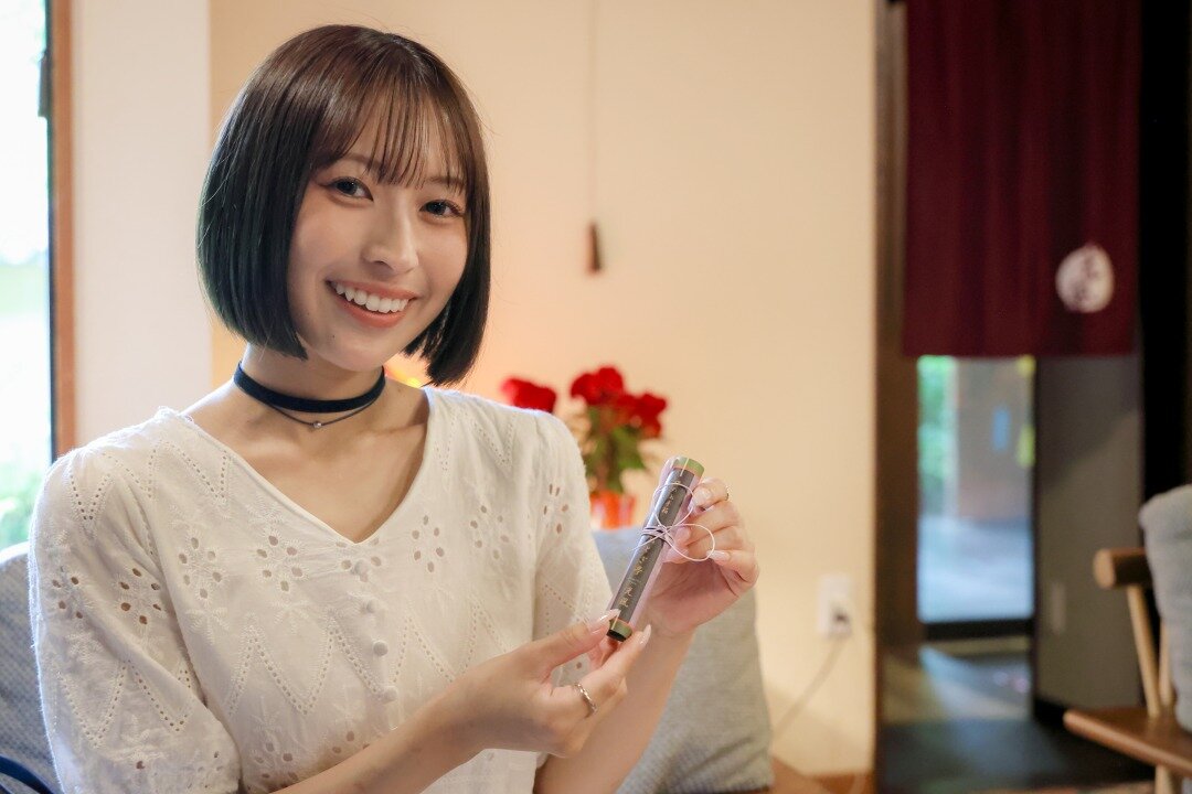 水引を持つ女性