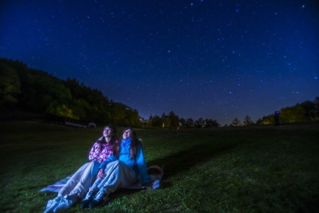 夜空を眺める女性達