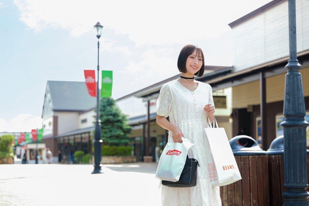土岐プレミアム・アウトレットでお買い物をする女性