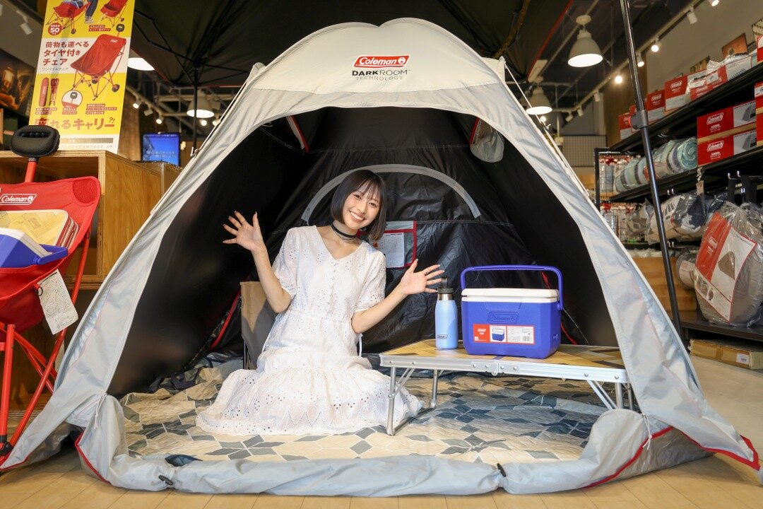 テントに入った女性