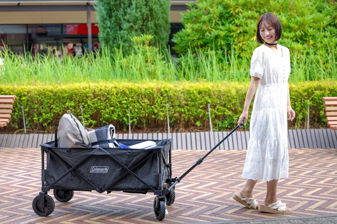 アウトドアワゴンを引く女性