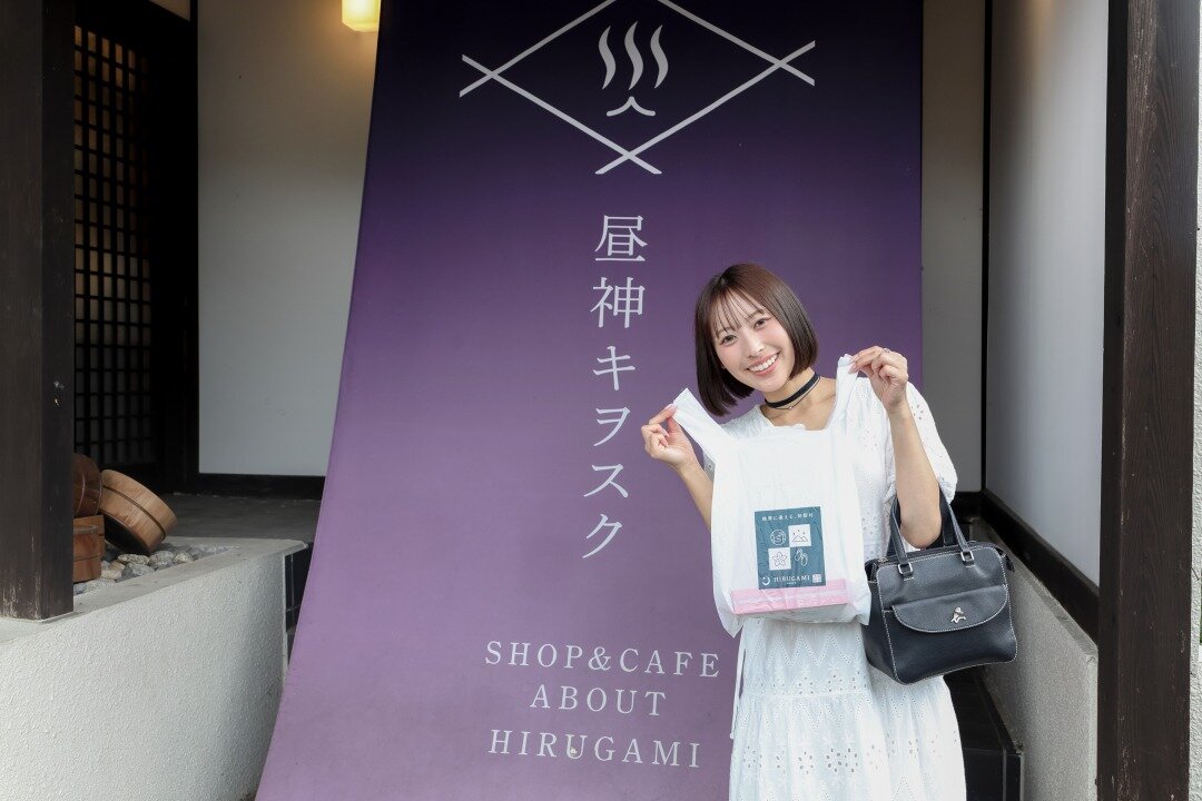 昼神キヲスクの前に立つ女性