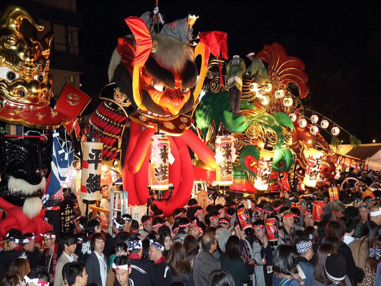 夜間の唐津くんちの様子