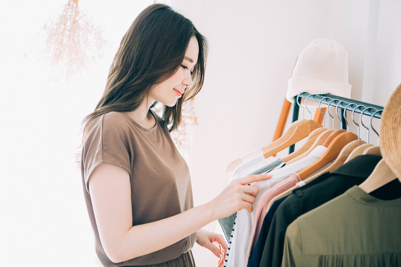 服を探す女性