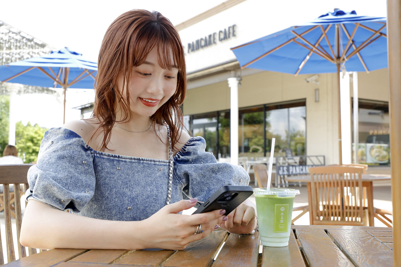 スマホゲームをする女性