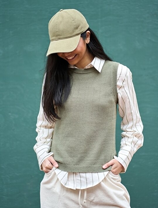 ベスト×シャツコーデの女性