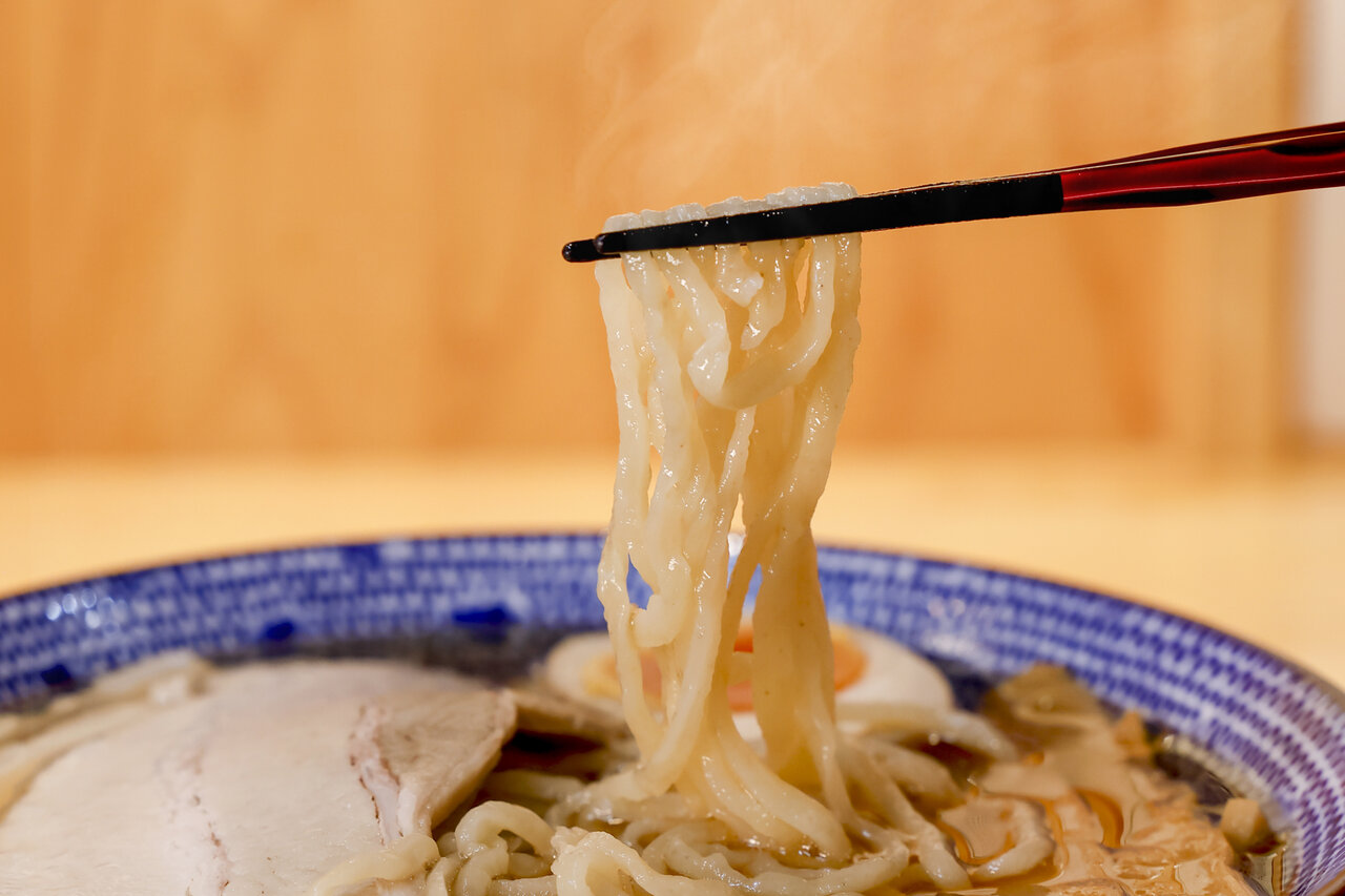 箸で持ち上げられた麺