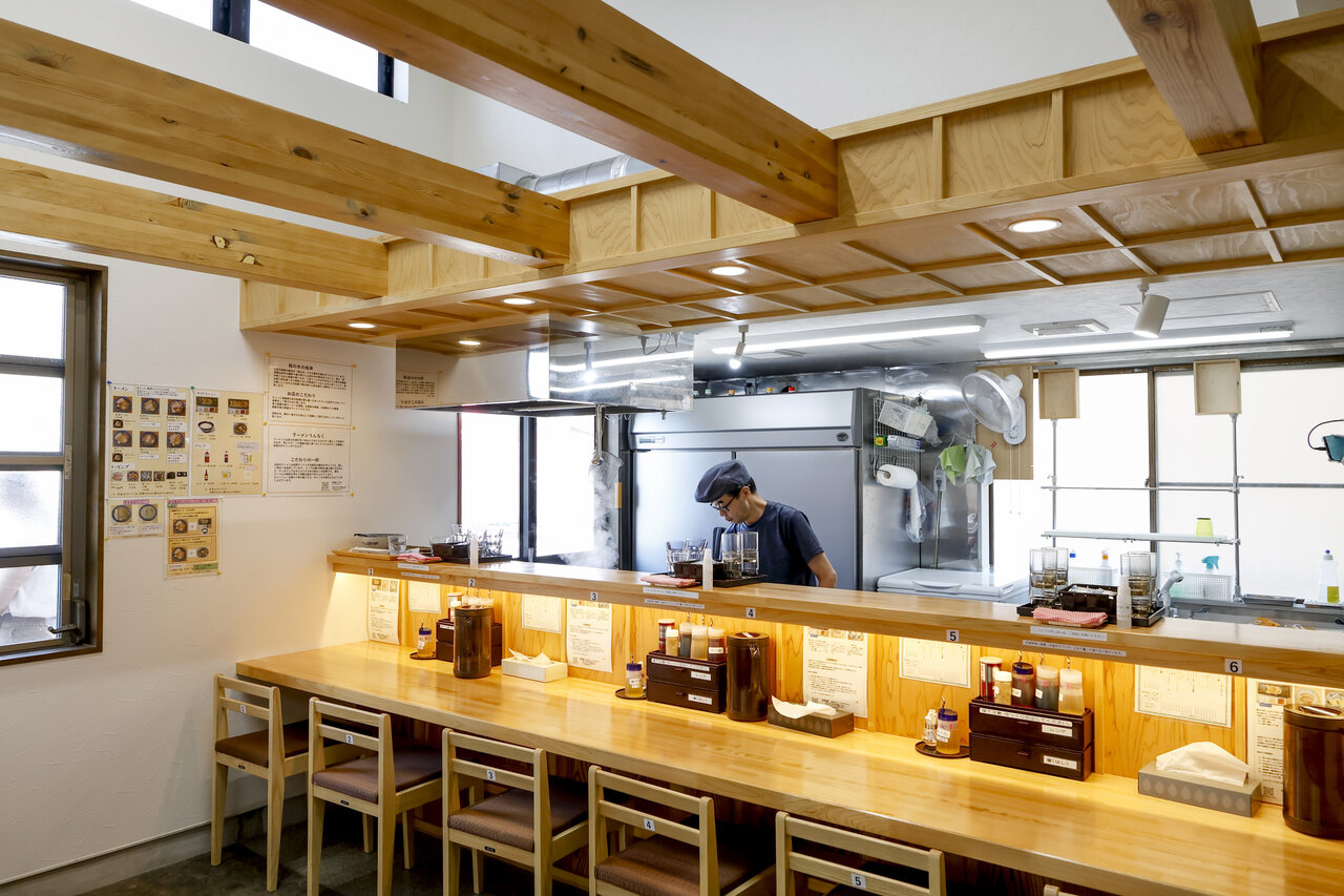 「佐野麺処 柿の木」の店内
