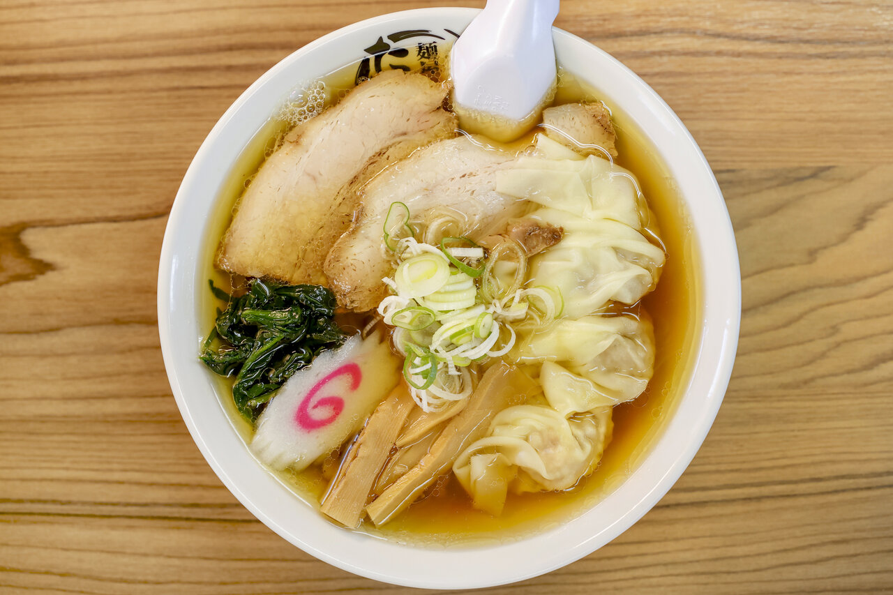 「麺屋たかひろ」の「肉・海老ワンタンメン」