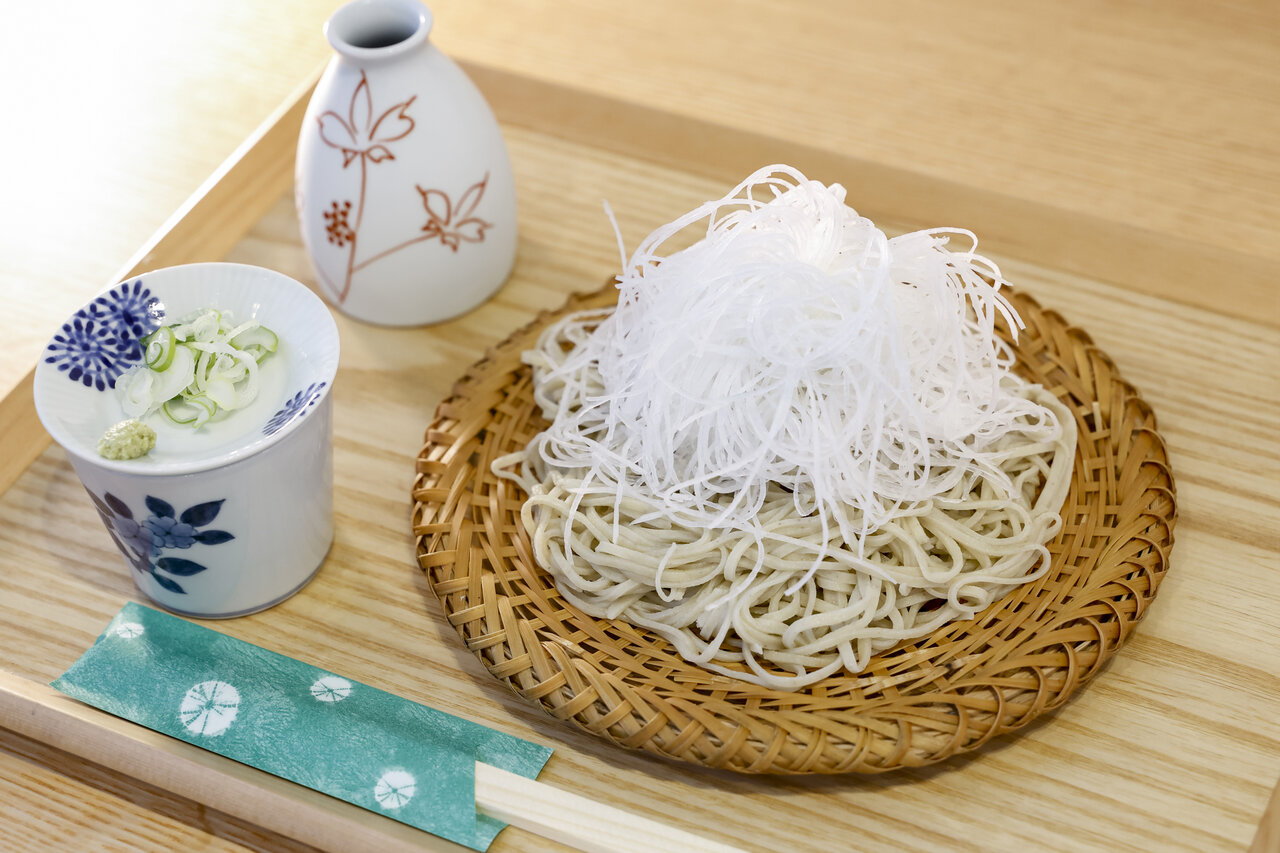 「手打そば、御料理　元禄」の「大根そば」