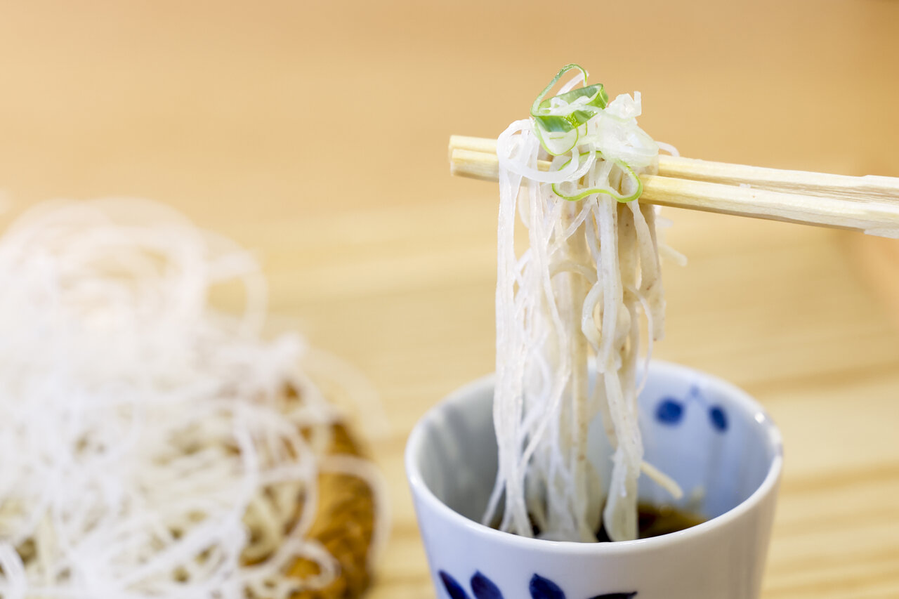 「大根そば」を持ち上げる箸