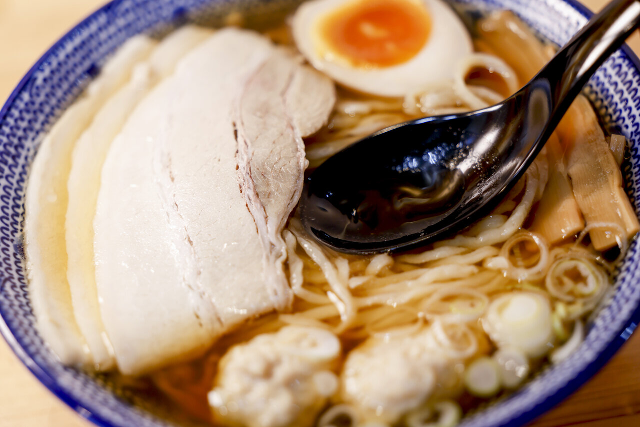 スープをすくうレンゲ