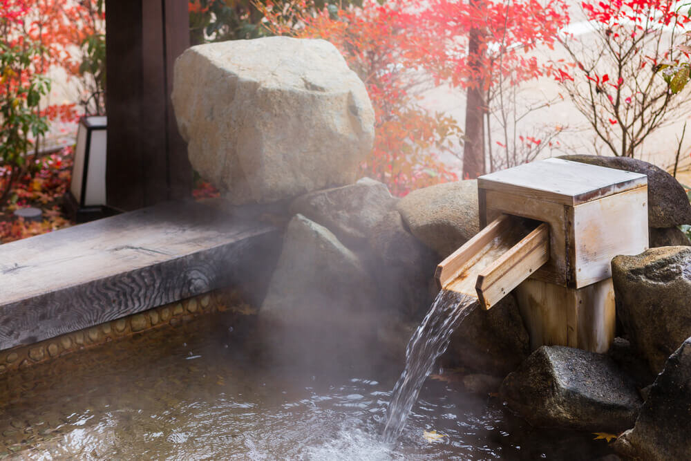 湯気の立つ温泉
