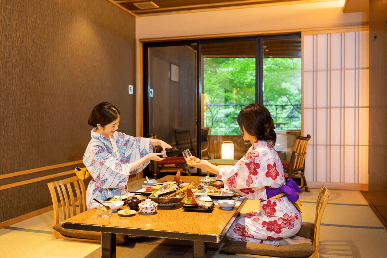 日帰りプランで部屋での料理を楽しむ女性客