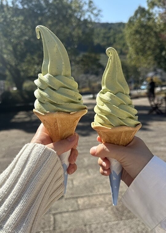 玉露ソフトクリームを持つ女性