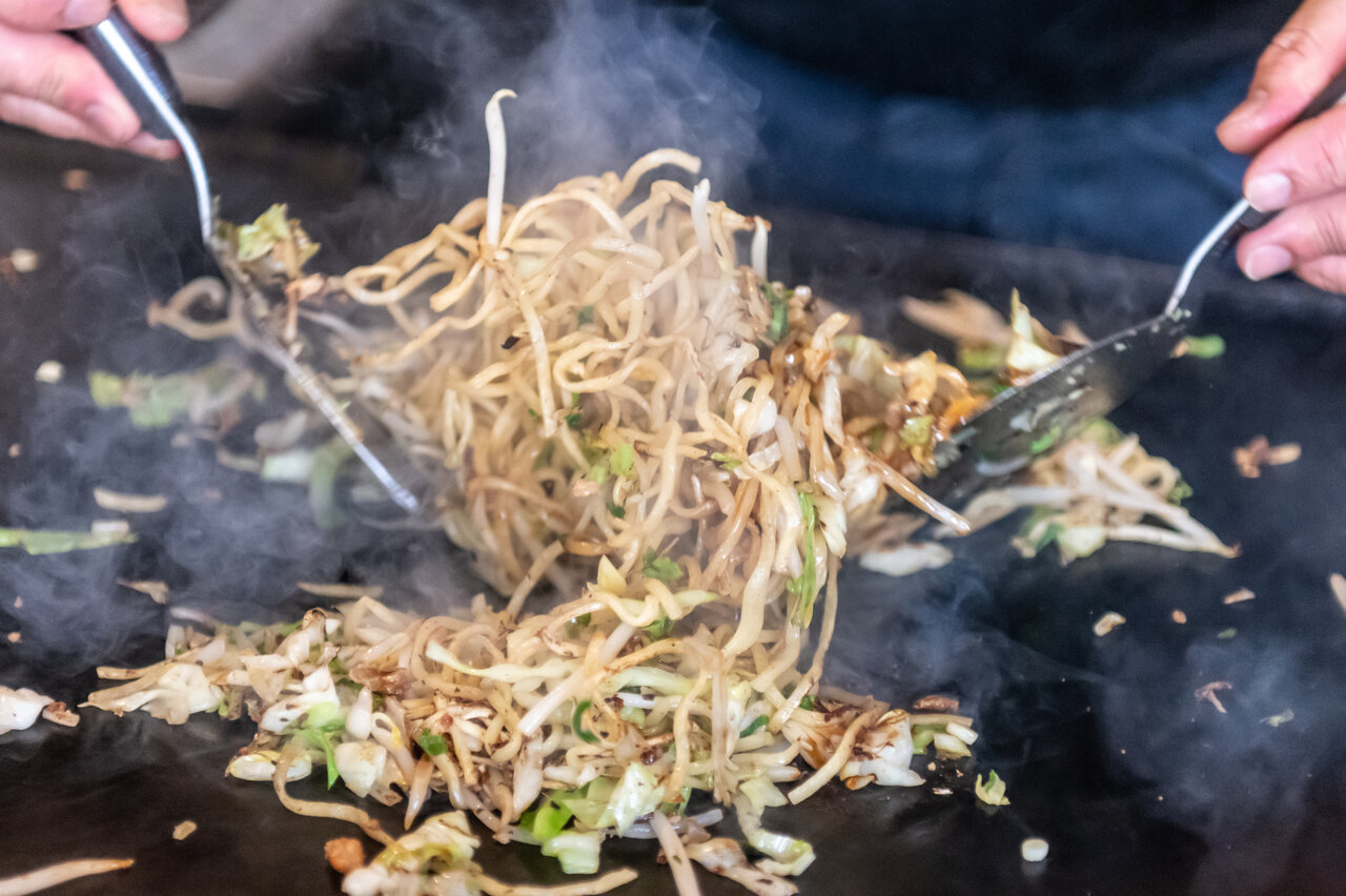 鉄板で調理される焼きそば