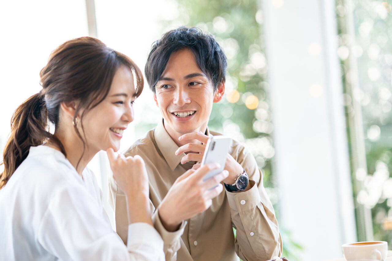 デートの相談をするカップル