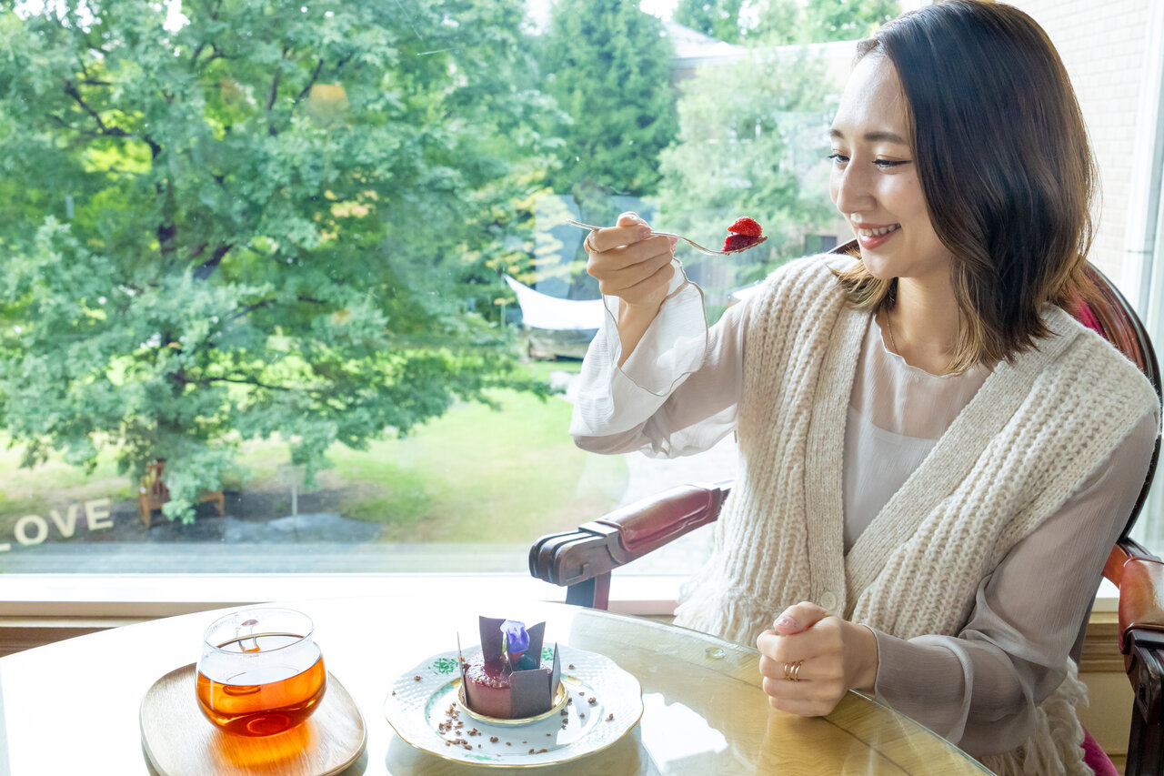 ケーキセットを食べる女性