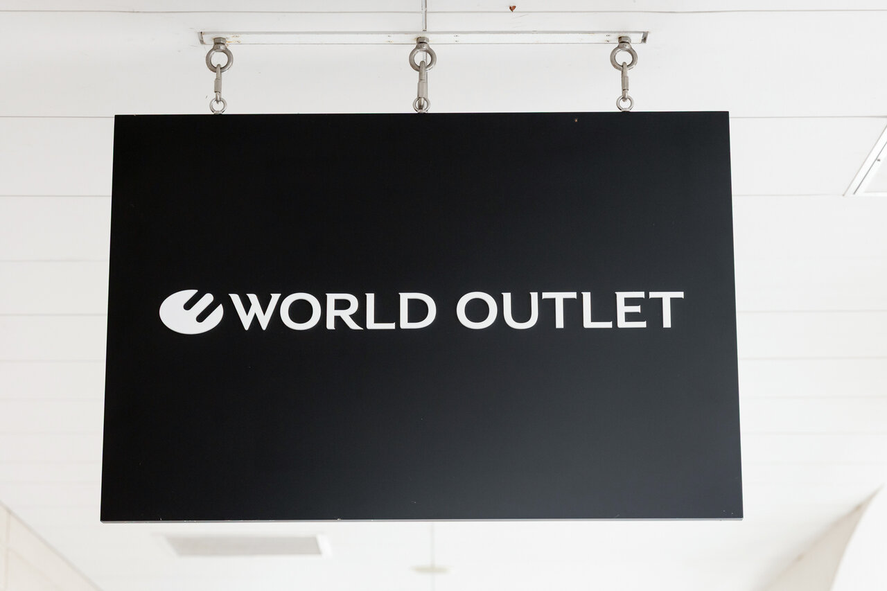 「World Outlet」の看板