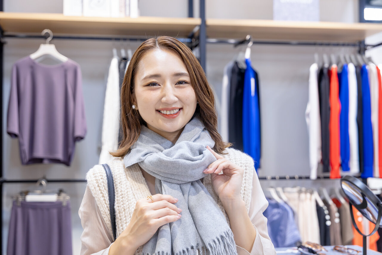 ストールを巻いた女性