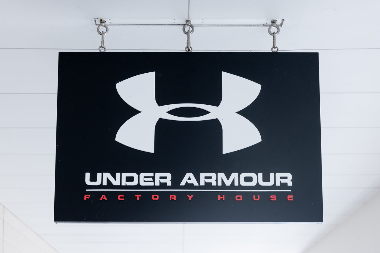 「Under Armour」の看板