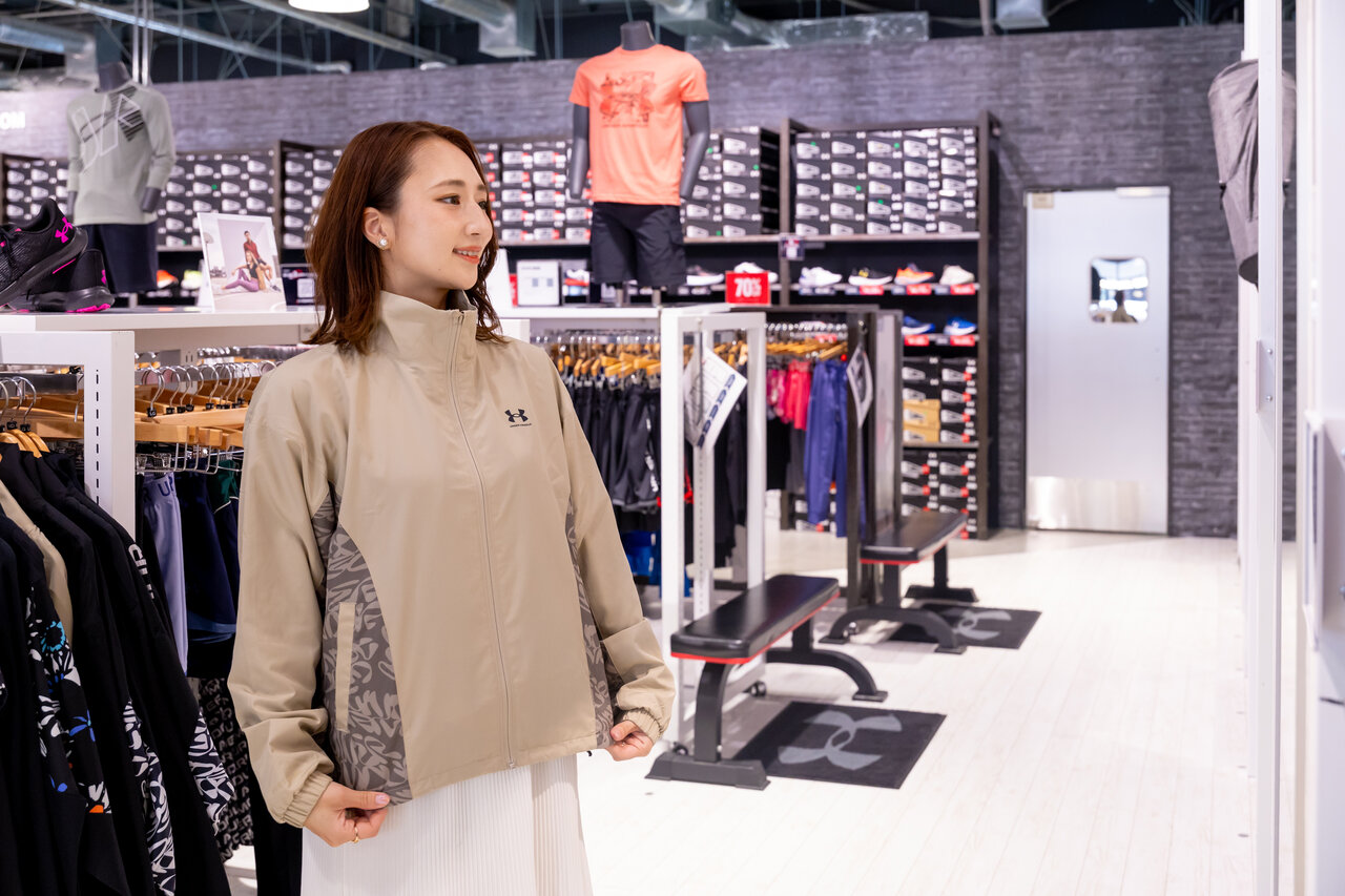 ウィンドブレーカーを試着する女性