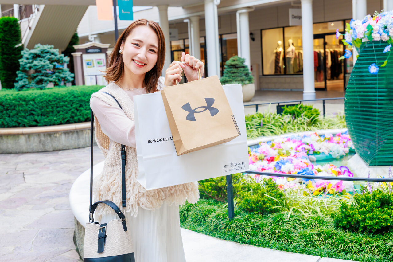ショッパーを持った女性
