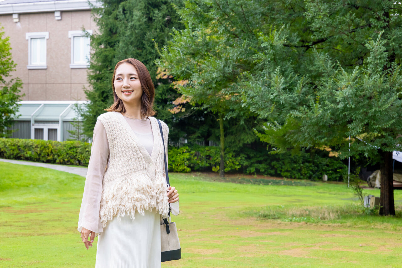 「仙台ロイヤルパークホテル」を散策する女性