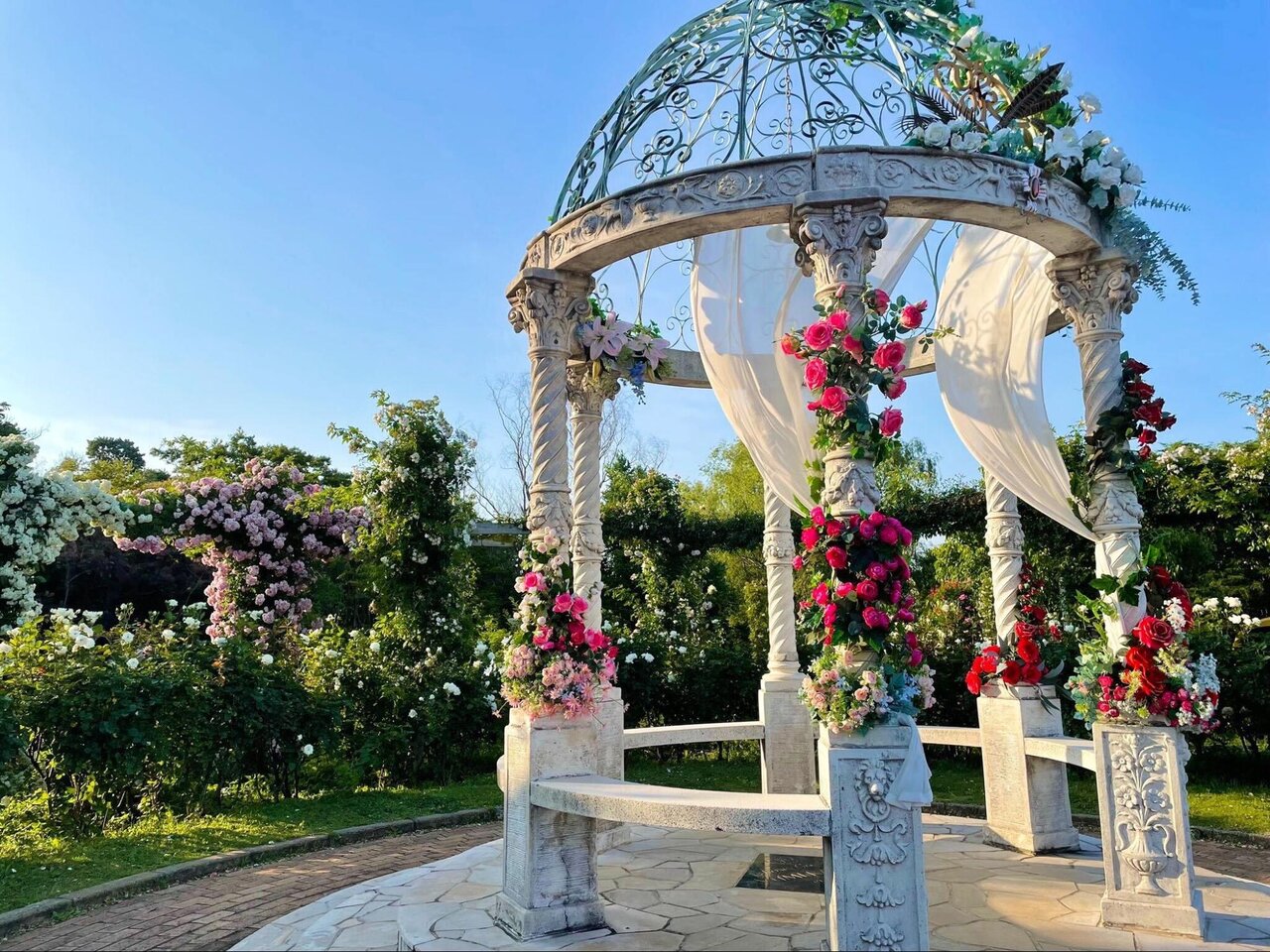 京成バラ園のローズガゼボ