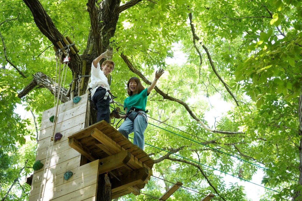 フォレストアドベンチャー・つくばでアスレチックを楽しむ男女