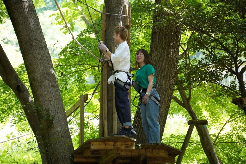 アスレチックを楽しむ男女