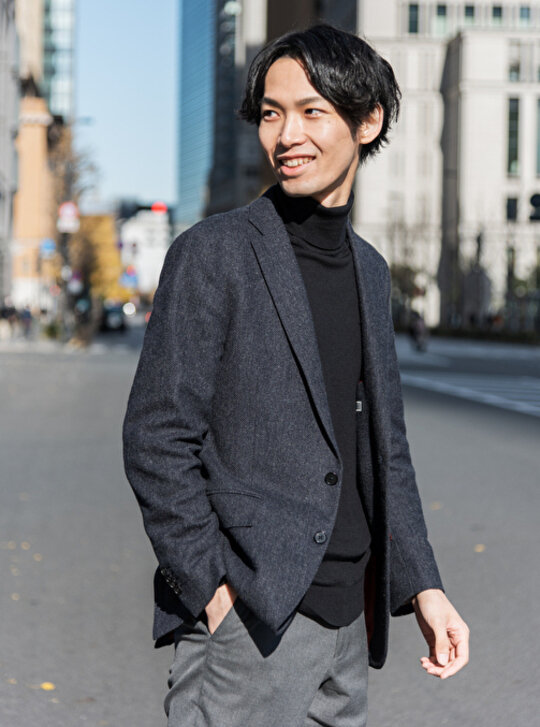 テーラードジャケット×タートルネックニットのコーデ