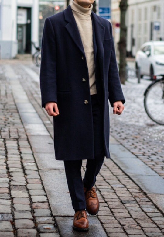 チェスターコート×スラックスコーデ