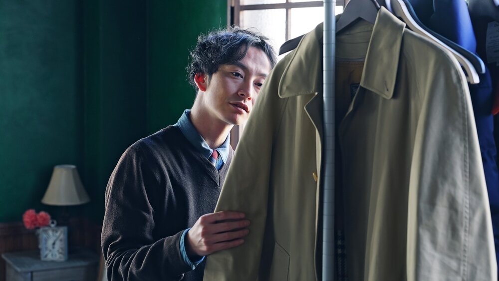 アウターを選ぶ男性