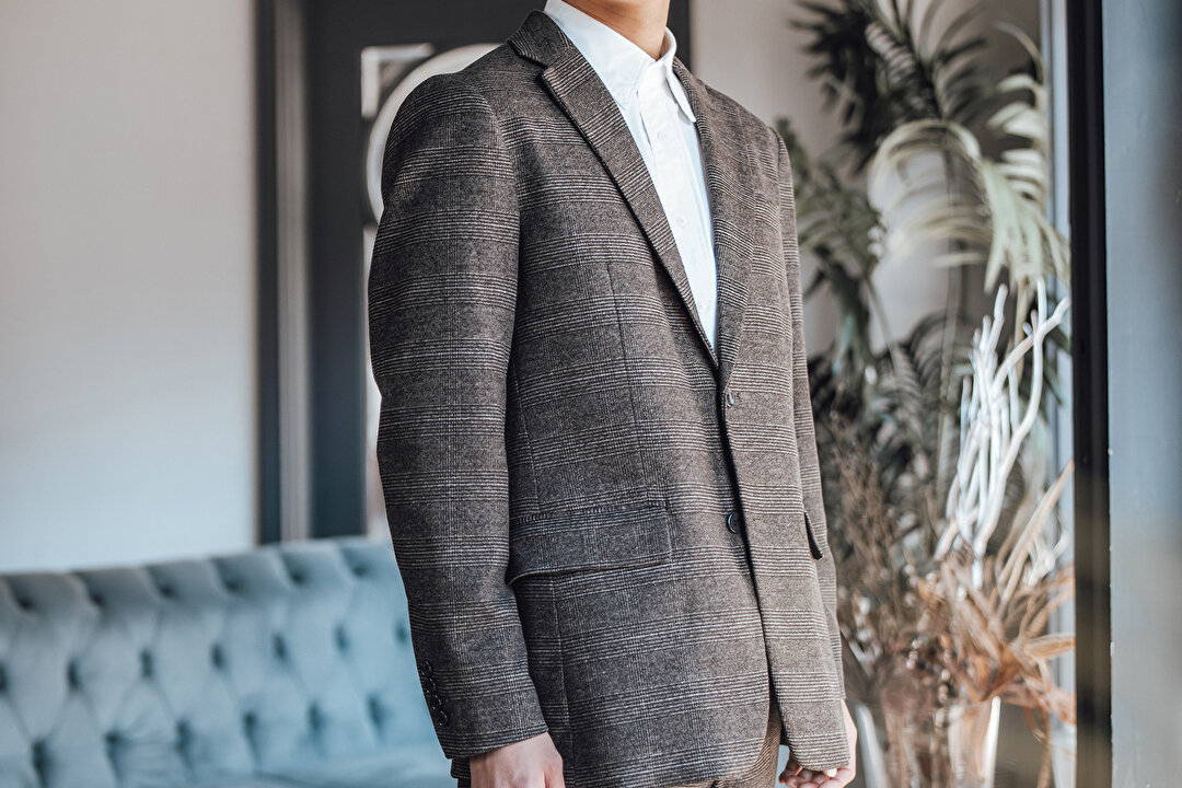 テーラードジャケットを着た男性